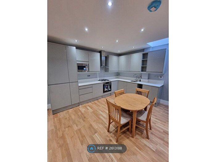 3 Bedroom Flat To Rent In Fairlight Road, London, SW17