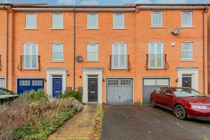 3 Bedroom Town House To Rent In Wharton Crescent, Beeston, NG9