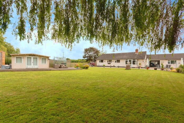 4 Bedroom Bungalow For Sale In Bramley Road, Sherfield-on-Loddon, Hook, Hampshire, RG27