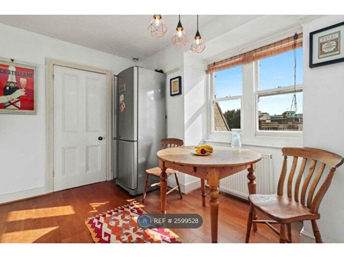 3 Bedroom Flat To Rent In Jevington Gardens, Eastbourne, BN21