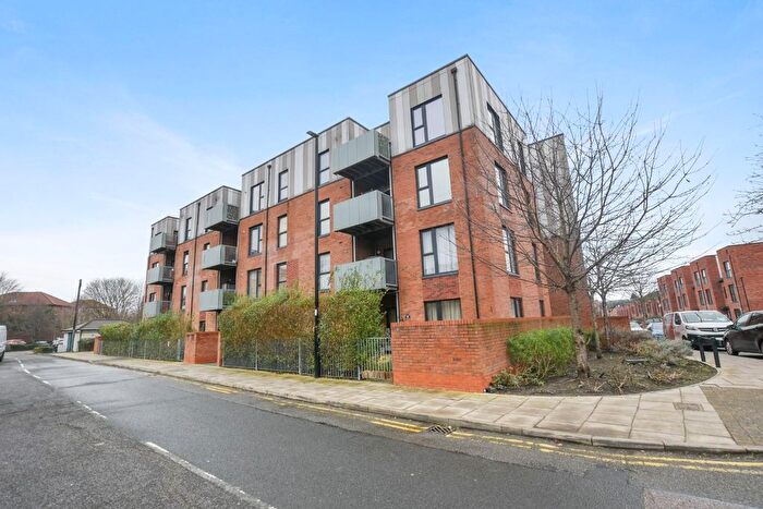1 Bedroom Flat For Sale In Melling Drive, Enfield, EN1