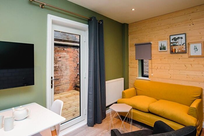 3 Bedroom Flat To Rent In Flat B, Lister Gate - Luxury Bed City Centre Apartment, NG1