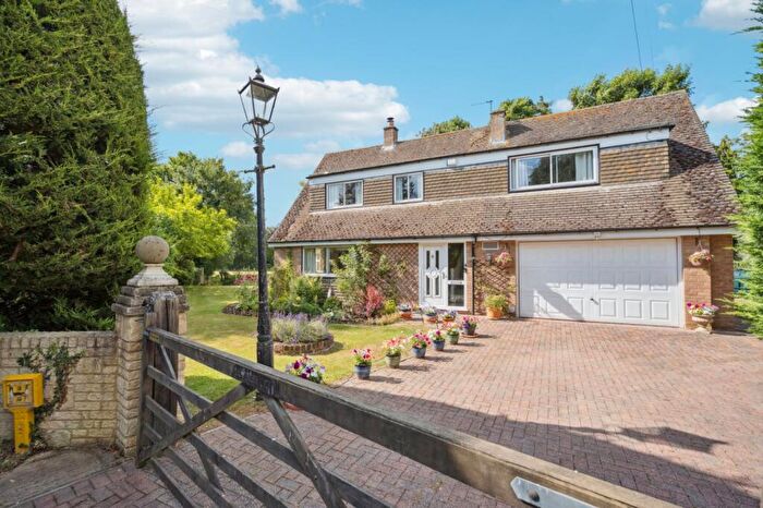 4 Bedroom Detached House For Sale In The Avenue, Worminghall, Aylesbury, Buckinghamshire, HP18