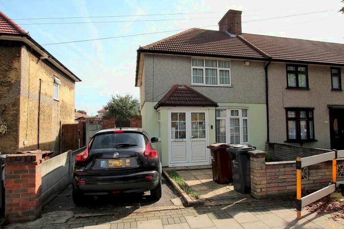 3 Bedroom End Of Terrace House To Rent In Heathway, Dagenham, Essex, RM10