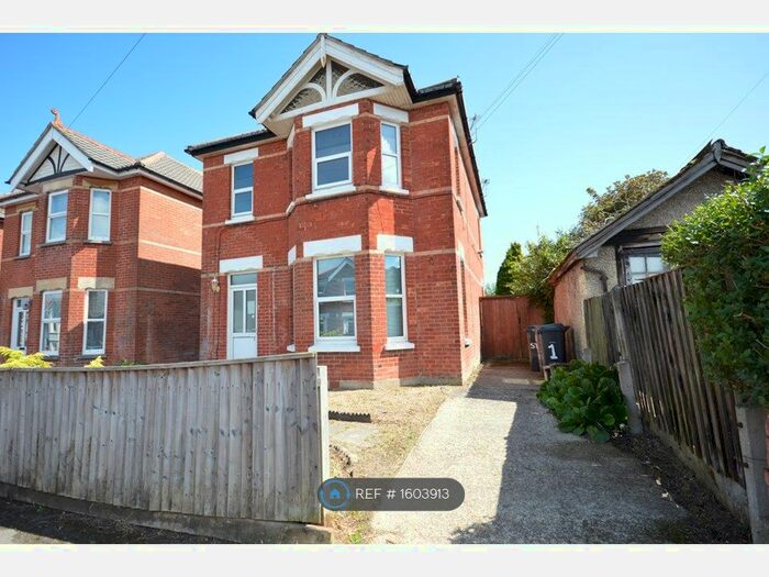3 Bedroom Flat To Rent In Winton, Bournemouth, BH9