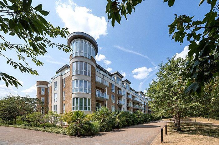 3 Bedroom Flat For Sale In Melliss Avenue, Kew, Surrey, TW9
