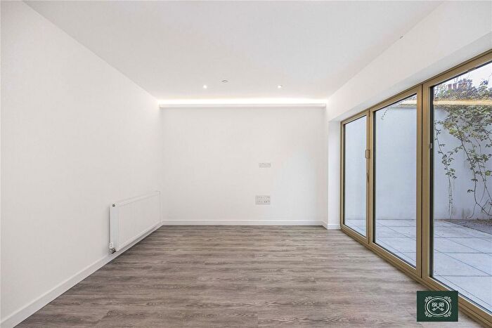 2 Bedroom Detached House For Sale In North Circular Road, Palmers Road, N13