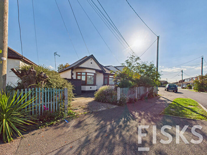 2 Bedroom Bungalow For Sale In The Driveway, Canvey Island, SS8
