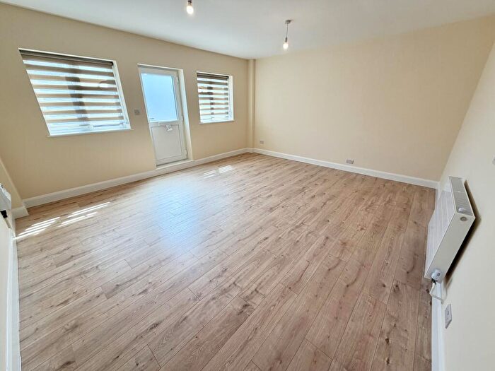 2 Bedroom Flat To Rent In Charminster Road, BH8