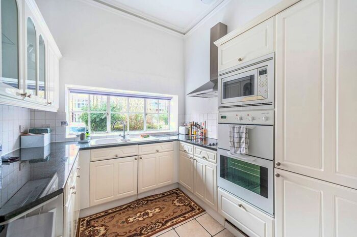 2 Bedroom Flat To Rent In Palace Court, Bayswater, London W2