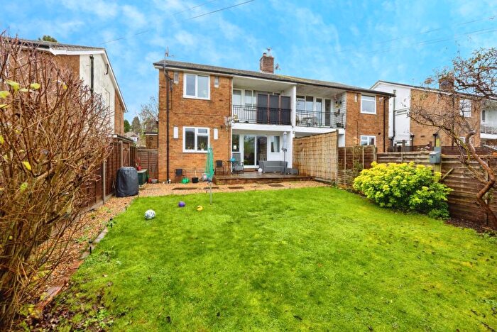 2 Bedroom Flat For Sale In Merlin Road, Alton, Hampshire, GU34