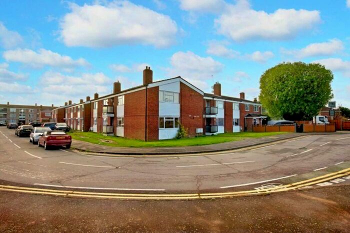 2 Bedroom Flat To Rent In Maryside, Langley, SL3