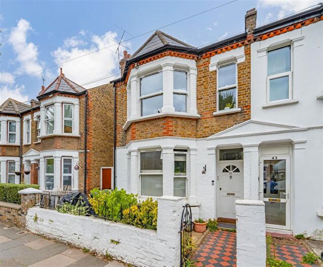 2 Bedroom Flat For Sale In Elthorne Park Road, Hanwell, W7