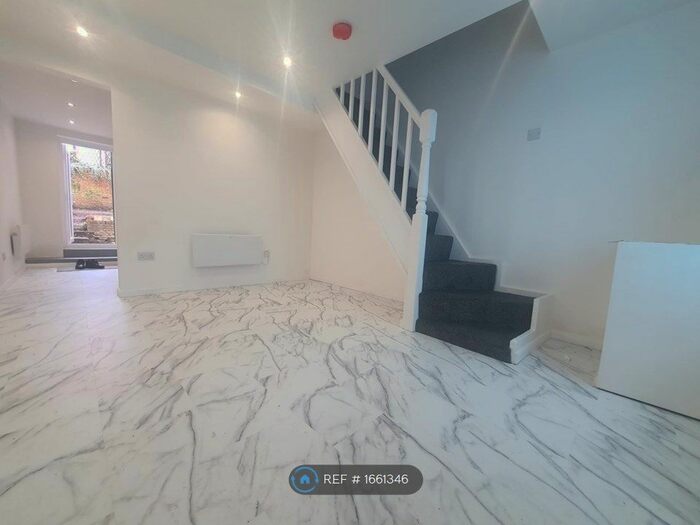 3 Bedroom Semi-Detached House To Rent In Pinner Road, Watford, WD19