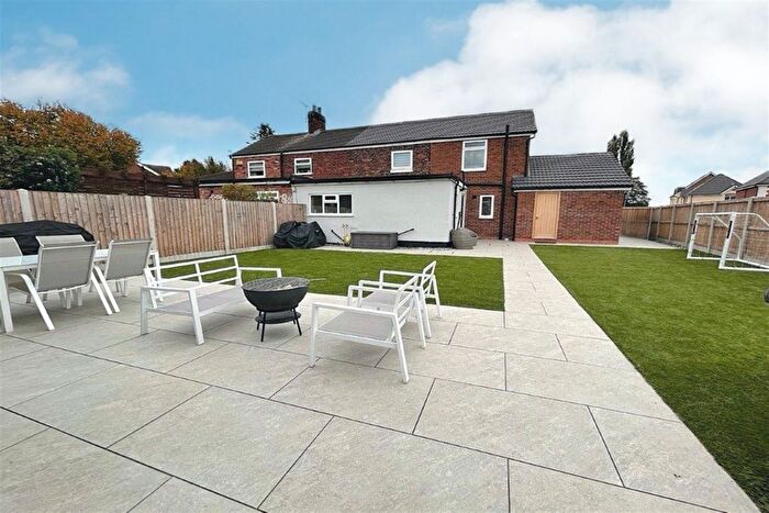 4 Bedroom Semi Detached House For Sale In Macclesfield Road, Holmes Chapel, CW4