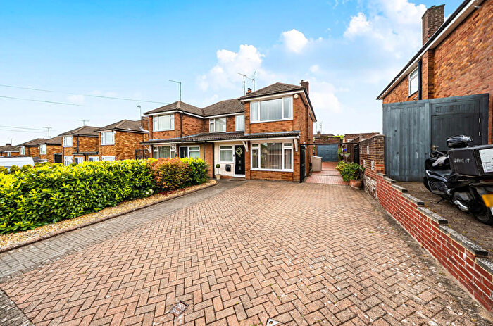 3 Bedroom Semi-Detached House For Sale In Ridgeway Avenue, Dunstable, Bedfordshire, LU5