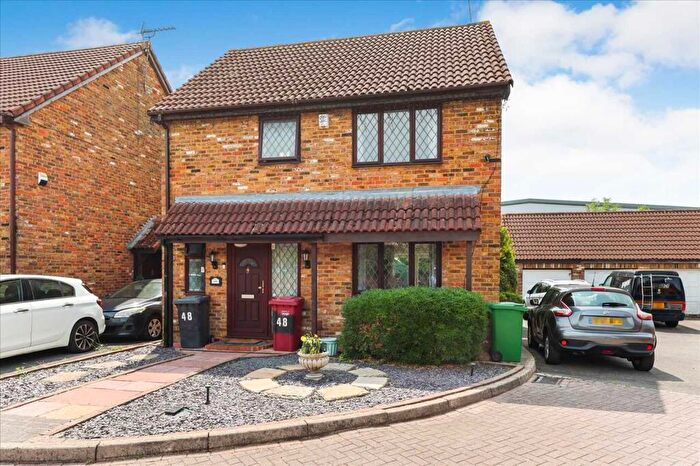 3 Bedroom Detached House For Sale In Amberley Road, Slough, SL2