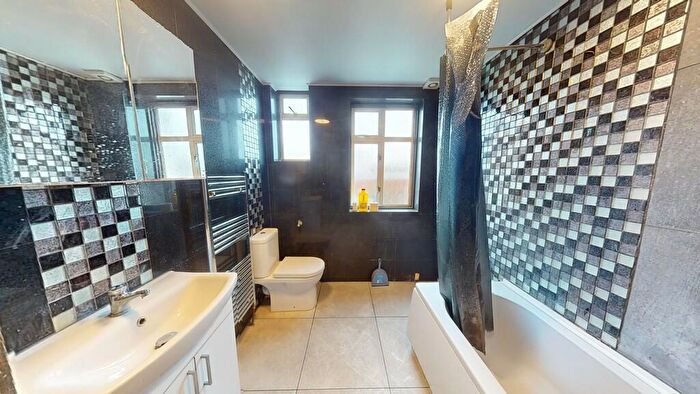 4 Bedroom Terraced House To Rent In Four Bedroom House To Rent In Waddon, CR0