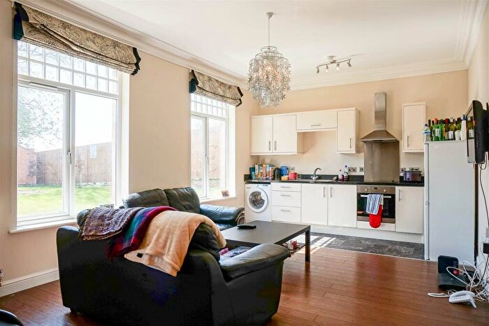 2 Bedroom Flat To Rent In Ash Grove, Hyde Park, Leeds, LS6