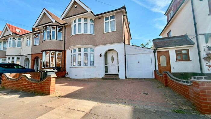 3 Bedroom Terraced House To Rent In Meadway, Ilford, IG3