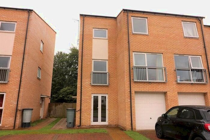 6 Bedroom Property To Rent In Aviation Avenue, Hatfield, AL10