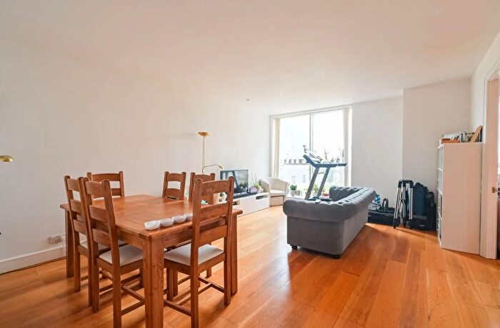 3 Bedroom Flat To Rent In Eaton House, Westferry Circus, Canary Wharf, London, E14