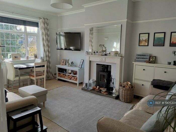 2 Bedroom Flat To Rent In Crescent Road, Caterham, CR3