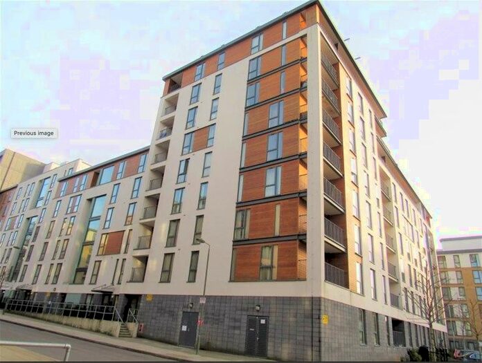 3 Bedroom Flat To Rent In Chartcot Road, Colinale, NW9