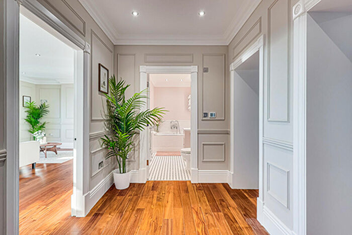 2 Bedroom Apartment For Sale In Station Road, Westcliff On Sea, SS0