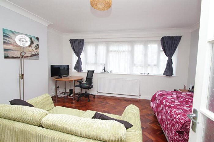 1 Bedroom Flat To Rent In Hertford Court, Green Lanes, N13
