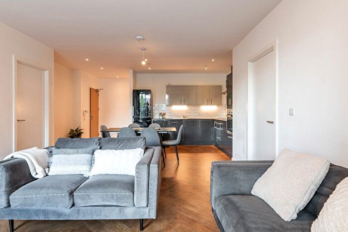 3 Bedroom Flat To Rent In Block A, Oldham Road, M4