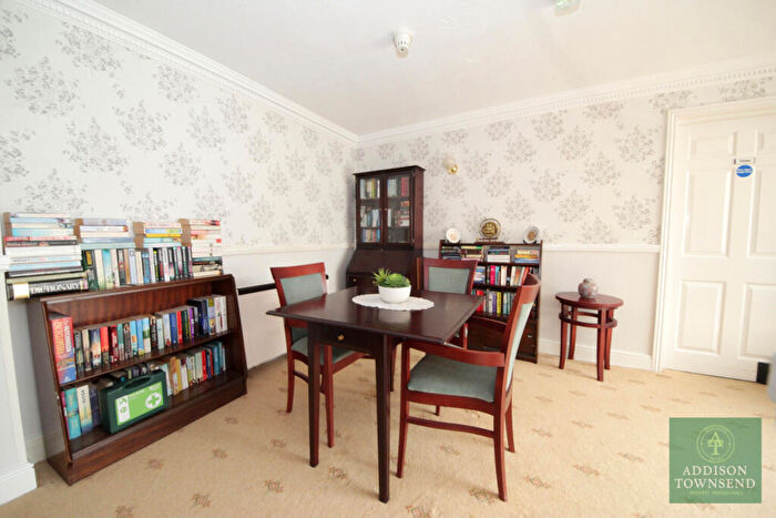 2 Bedroom Retirement Property For Sale In Woodmere Court, Avenue Road, N14