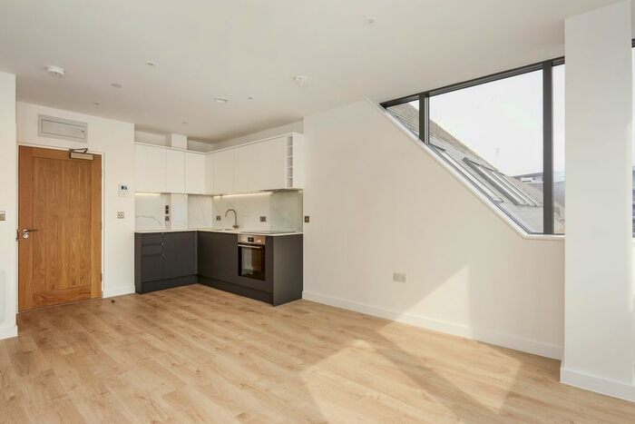 1 Bedroom Flat To Rent In Warwick House, Redhill, RH1