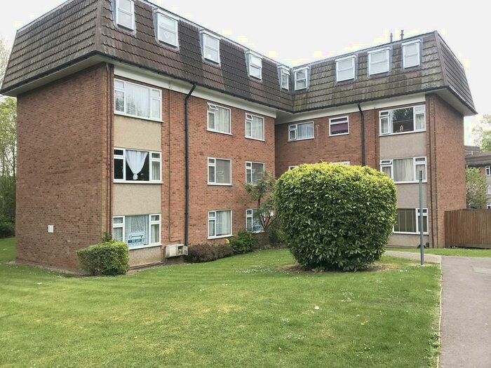 2 Bedroom Flat To Rent In Cuffley Village, EN6