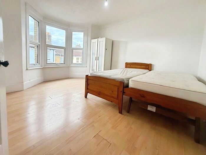 3 Bedroom Flat To Rent In Shakespeare Road, Gillingham, Kent, ME7