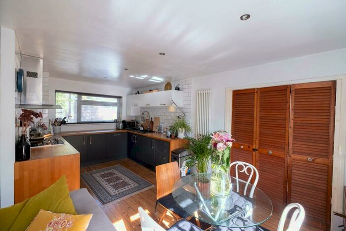 2 Bedroom Maisonette To Rent In Great Brownings, West Dulwich, London, SE21