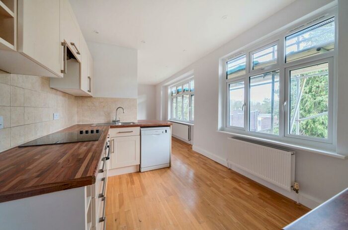 4 Bedroom Flat To Rent In Foxgrove Avenue Beckenham, BR3