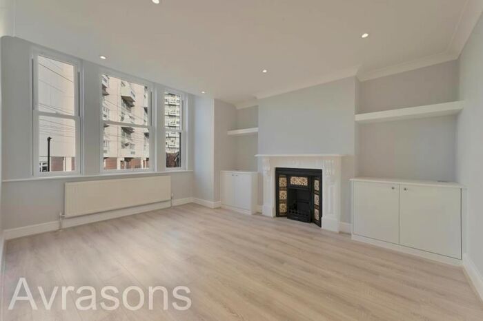 2 Bedroom Flat To Rent In Grantham Road, London, SW9