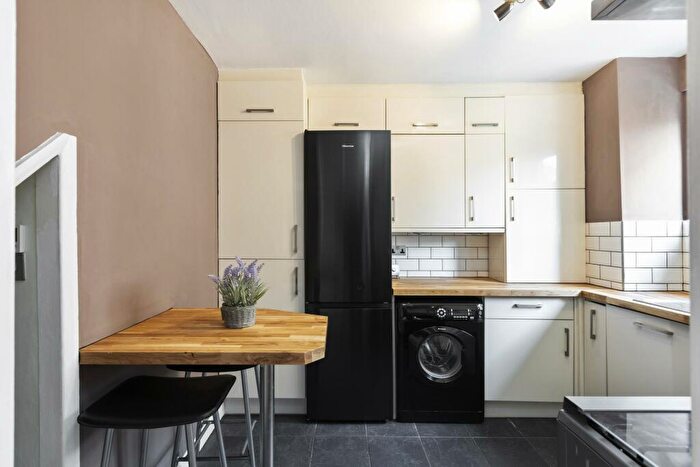 2 Bedroom Apartment To Rent In Royal Oak Court, London, N1