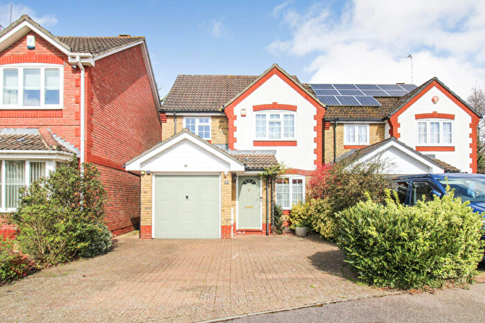 3 Bedroom Detached House For Sale In Collingwood, Farnborough, GU14