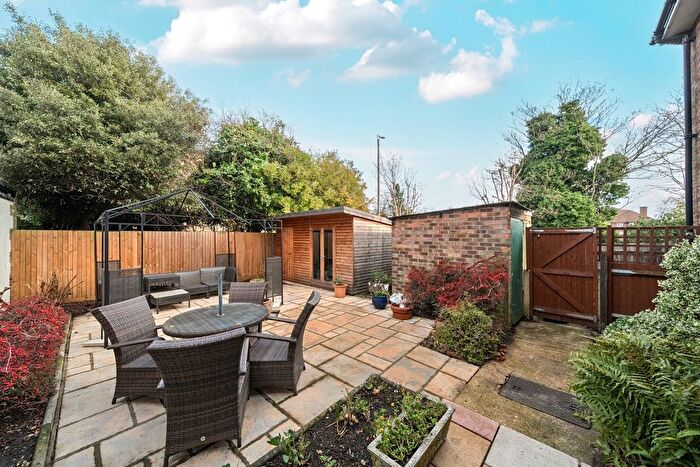 2 Bedroom Flat For Sale In Landgrove Road, Wimbledon, London, SW19