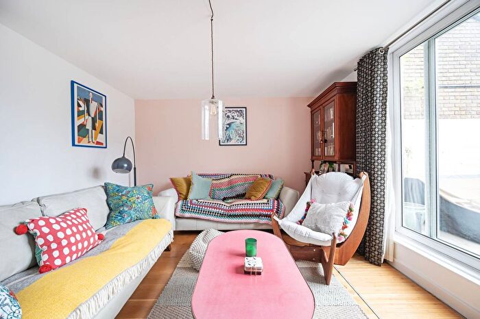 2 Bedroom Flat For Sale In Chambord Street, Bethnal Green, London, E2
