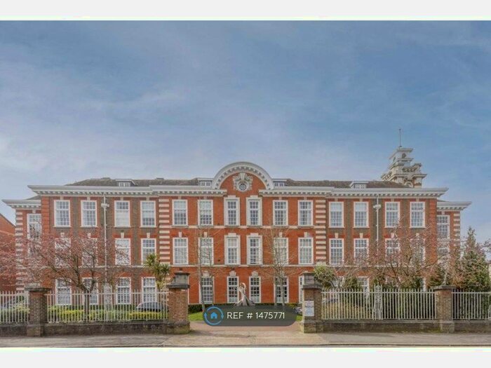 3 Bedroom Flat To Rent In Downings House, London, SW19