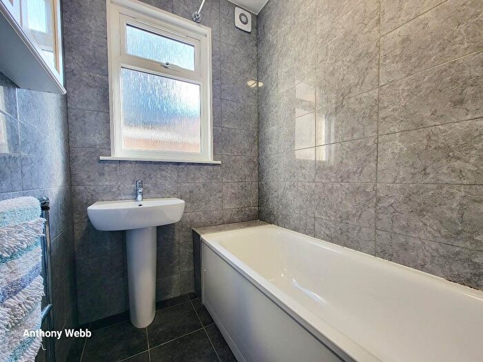 2 Bedroom Flat To Rent In Osborne Road, Palmers Green, London, N13