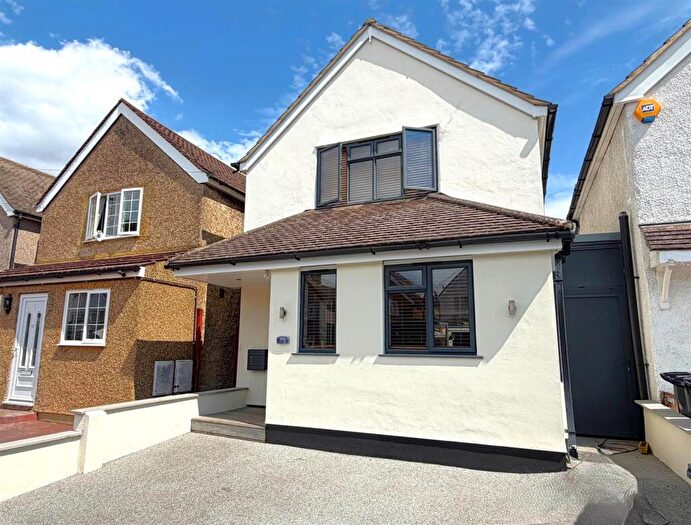 3 Bedroom Detached House For Sale In Bourneside Road, Addlestone, KT15