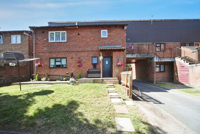 2 Bedroom Maisonette For Sale In Spoondell, Dunstable, LU6