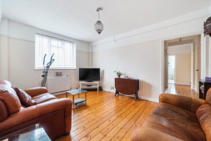 2 Bedroom Apartment For Sale In Elmers End Road, London, SE20