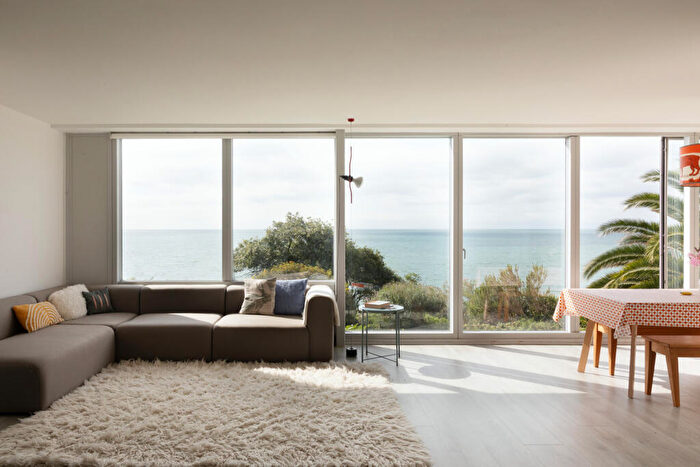 4 Bedroom Detached House For Sale In Radnor Cliff, Sandgate, CT20