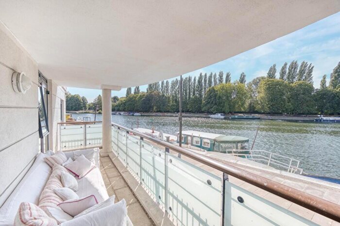 3 Bedroom Apartment For Sale In Charter Quay, Kingston Upon Thames, KT1