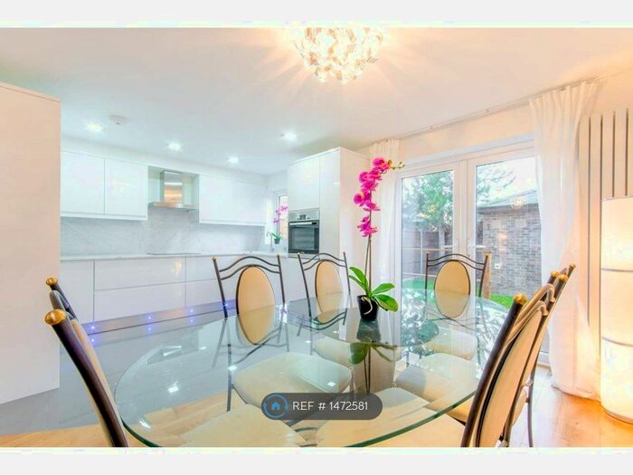 4 Bedroom Semi-Detached House To Rent In London, London, SE16